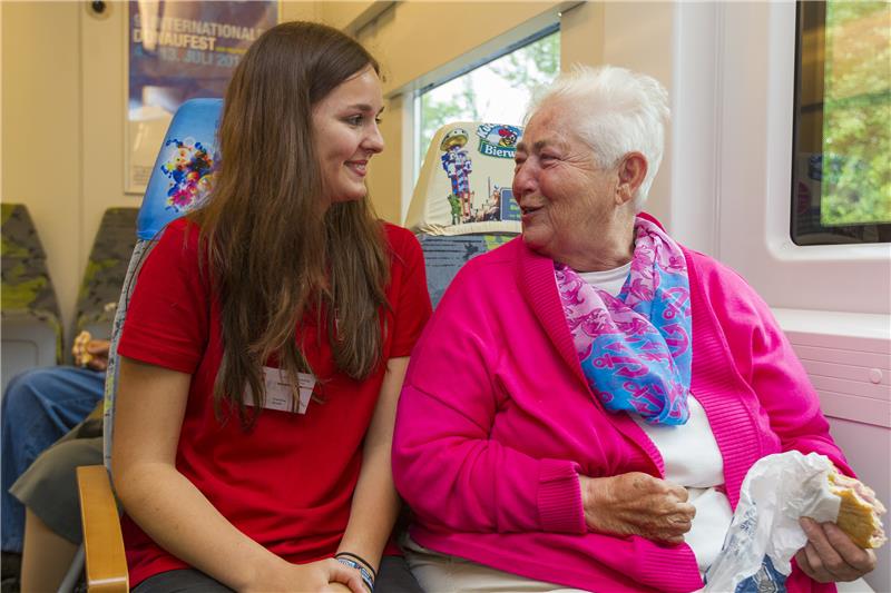 Treffen der Generationen: Beim Sonnenzug begegnen sich Alt und Jung.