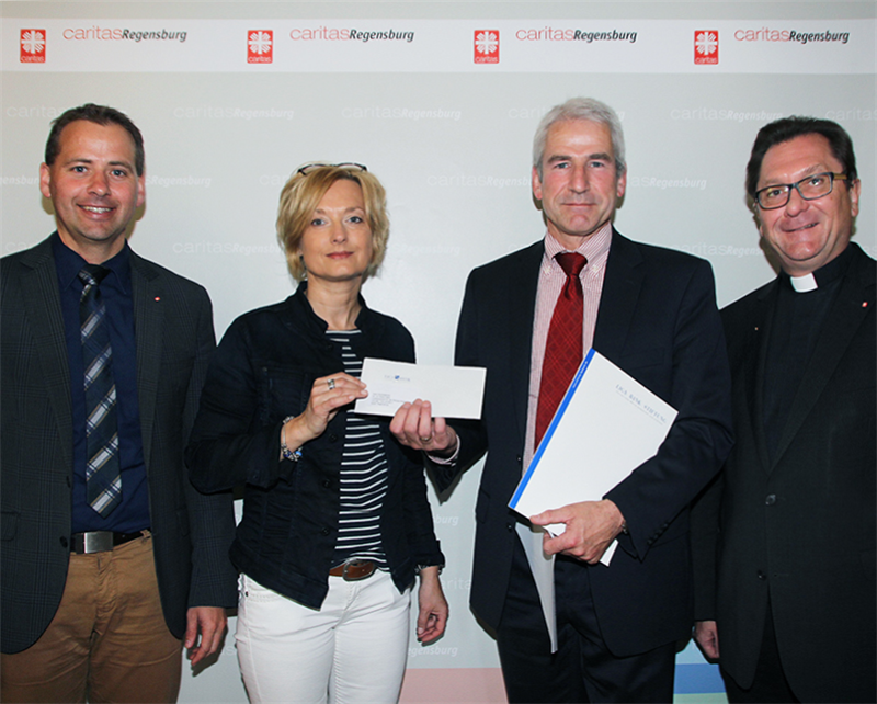 Caritas-Abteilungsleiter Stefan Schmidberger, Sonnenzug-Chefin Brigitte Weißmann und Caritasdirektor Dr. Roland Batz (v.l.n.r.) freuten sich die Sonnenzug-Spende von Andreas Schröder (2.v.r.; Ligabank