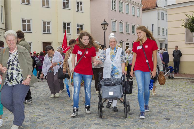 Am 4. Juli findet der alljährliche Caritas-Sonnenzug statt. Ziel: Benediktbeuern. An diesem Tag verbringen Jung und Alt gemeinsam unvergessliche Stunden.
