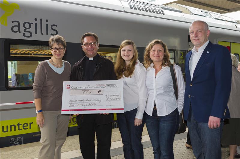 Den Spendenscheck überreichten Sabine Thiele (1.v.l.), Helena Groß und Christina Resch von der Regensburg Tourismus GmbH an Caritasdirektor Dr. Roland Batz (2.v.l.) noch vor der Abfahrt des Sonnenzuge