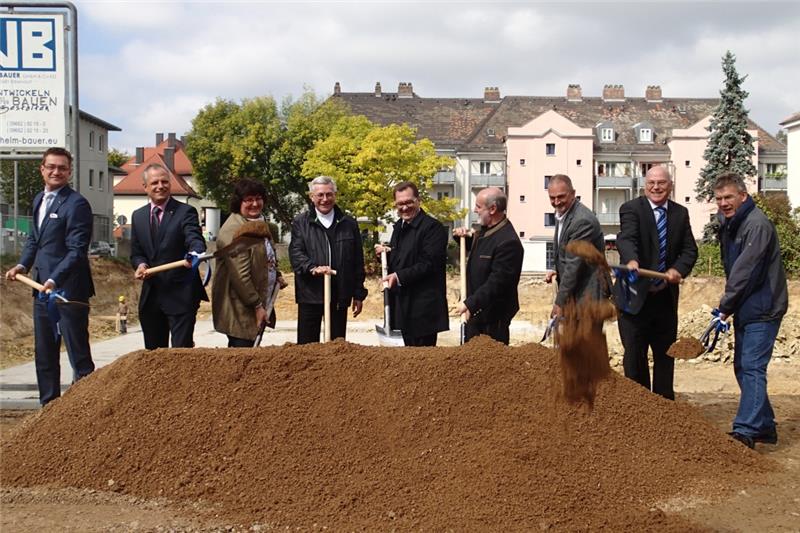 In einem symbolischen Akt bewegten (im Bild von links) Dr. Joachim Ramminger, Geschäftsführer der Caritas-Krankenhauses St. Josef, Dr. Robert Seitz, Leiter der Caritas-Jugend- und Seniorenhilfe im Bis