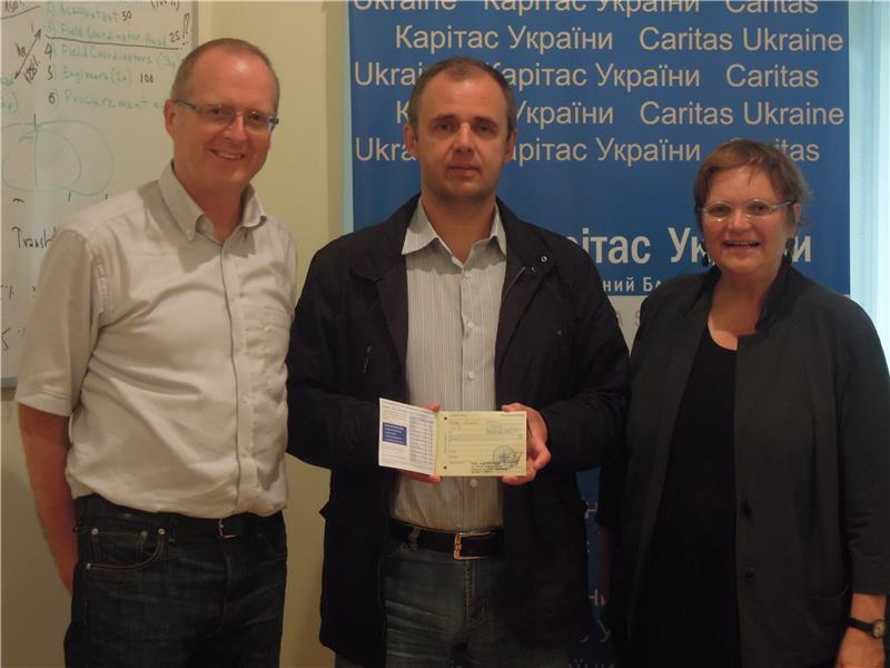 Johannes Magin (CBP-Vorsitzender und KJF-Abteilungsleiter Teilhabeleistungen für Jugendliche und Erwachsene), Caritassekretär Anatoly Kosak und Renate Höning (Künstlerin und Atelierleiterin von KUNST 