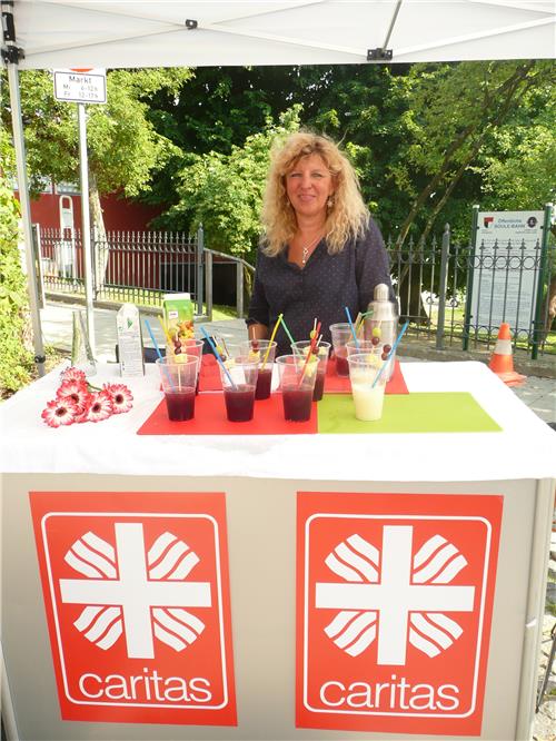 Mit nichtalkoholischen Cocktails gegen die Sucht: Bettina Zurek am Infostand am Parsberger Bauernmarkt.