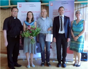 Zur Verabschiedung gab es Blumen und feine Schokolade: Caritasdirektor Dr. Roland Batz, Dr. Sabine Leitner, Dr. Stefan Herpich, Caritas-Abteilungsleiter Stefan Schmidberger und Klinikleiterin Ingeborg Hebborn (v.l.n.r.). Zur Verabschiedung gab es Blumen und feine Schokolade: Caritasdirektor Dr. Roland Batz, Dr. Sabine Leitner, Dr. Stefan Herpich, Caritas-Abteilungsleiter Stefan Schmidberger und Klinikleiterin Ingeborg Hebborn (v.l.n.r.).