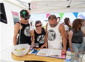 „Die meisten sehen ja aus wie Lutschbonbons“. Viele Standbesucher sind schockiert über die harmlose Aufmachung mancher gefährlicher Pillen. „Die meisten sehen ja aus wie Lutschbonbons“. Viele Standbesucher sind schockiert über die harmlose Aufmachung mancher gefährlicher Pillen.