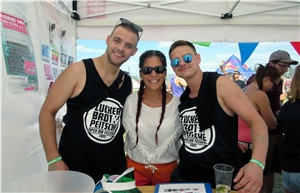 Feiern ja, aber ohne Drogen! Celine Schulz-Fähnrich (Mitte) findet den Draht zu den Partybesuchern.  Feiern ja, aber ohne Drogen! Celine Schulz-Fähnrich (Mitte) findet den Draht zu den Partybesuchern.