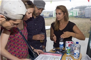 mindzone-Mitarbeiterin Theresa (rechts) klärt Interessierte Besucher zu gefährlichen Drogen auf. mindzone-Mitarbeiterin Theresa (rechts) klärt Interessierte Besucher zu gefährlichen Drogen auf.