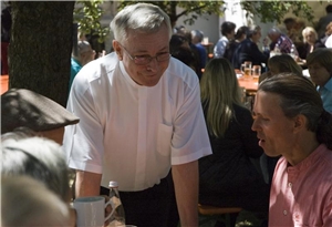 Auch nach dem Gottesdienst nahm sich Dompropst Gegenfurtner viel Zeit für seine Mitarbeiterinnen und Mitarbeiter in der Caritas.  Auch nach dem Gottesdienst nahm sich Dompropst Gegenfurtner viel Zeit für seine Mitarbeiterinnen und Mitarbeiter in der Caritas.