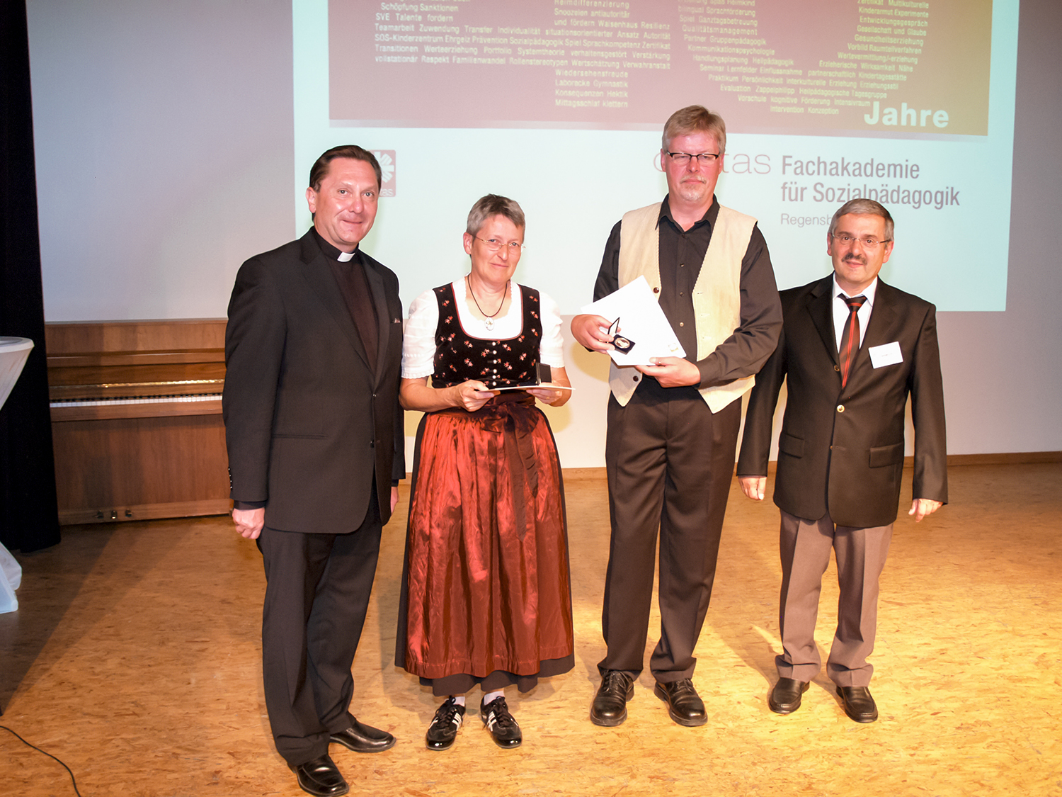 Für 25-jährigen Dienst als Lehrkraft an der Fachakademie für Sozialpädagogik Regensburg geehrt: Sylvia Heinze und Johannes Payer mit Caritasdirektor Roland Batz (links) und Schulleiter Johannes Lorenz