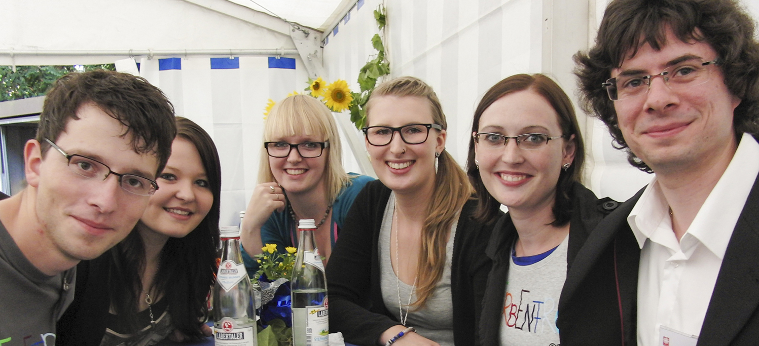 Die Schüler feierten selbstverständlich mit (v.l.n.r.): Andreas Lautenschlager, Katrin Nietsch, Elisabeth Lingl, Katrin Wiedenhofer, Anja Falkner und Tobias Raith. 