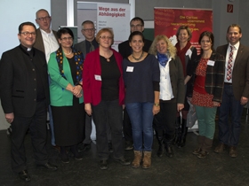 Sucht-ambReha-TeamRegensburg Das Team der Caritas-Suchtambulanz mit seinem Leiter Christian Kreuzer (4.v.li.), Diözesan-Caritasdirektor Dr. Roland Batz (1.v.li.), Abteilungsleiter Stefan Schmidberger (1.v.re.) und Renate Walter-H