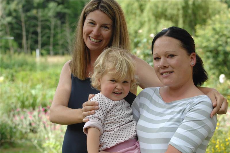 Junge Frau mit Kind und Familienpatin