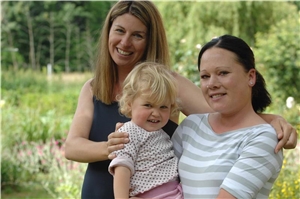 Junge Frau mit Kind und Familienpatin Junge Frau mit Kind und Familienpatin