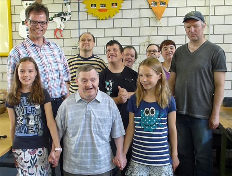 Die Zwillige �bergeben Spende in der Caritas-Werkstatt Rotenhain.