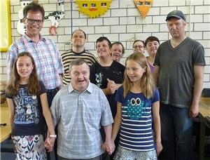 2014-07 CW Rotenhain Spende Zwillinge Die Zwillige �bergeben Spende in der Caritas-Werkstatt Rotenhain.