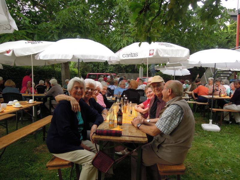Gäste und Bewohner machten es sich im Garten des Edith-Stein-Hauses gemütlich und verbrachten gemeinsam einen rundum gelungenen Nachmittag in St. Goarshausen.
