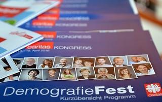Man sieht einige Programmhefte des Caritas-Kongresses 2016 übereinander liegen.