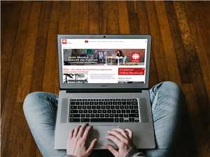 PC-Bildschirm caritaswebsite Laptop auf den Knien