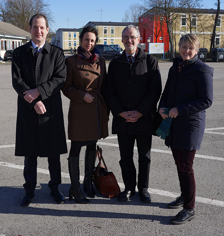 Caritas-Präsident Peter Neher besucht Ankerzentrum Manching