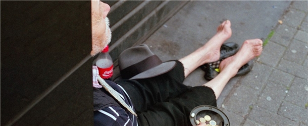 Bettler in Köln Bettelnder Mann vor dem Kölner Dom