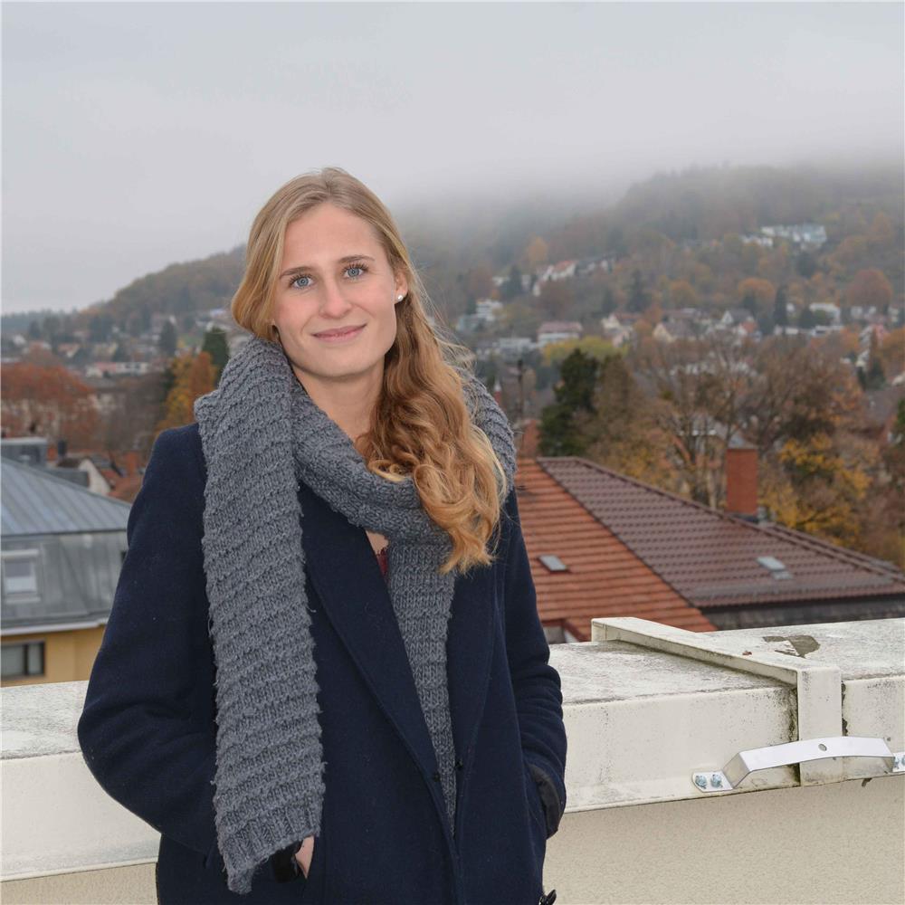 Eine junge, blonde Frau von vorne fotografiert