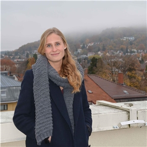 Caritas Azubi Alissa Piotraschke Eine junge, blonde Frau von vorne fotografiert