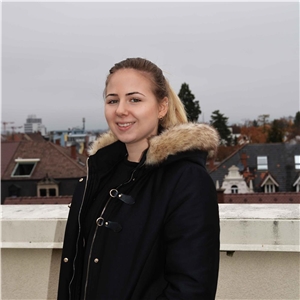 Caritas Azubi Anna Sophia Kreis Eine junge Frau in schwarzem Wintermantel gekleidet