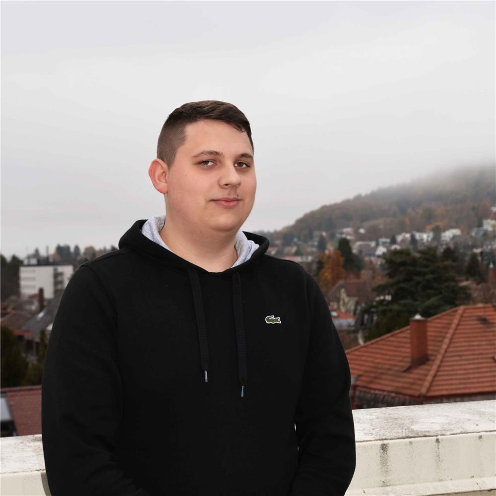 Eine junger Mann mit schwarzem Pullover