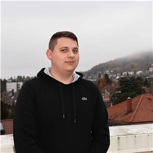 Caritas Azubi Dominik Fischer Eine junger Mann mit schwarzem Pullover