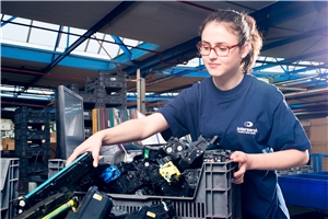 CaritasBox Sortierhalle Bei Interseroh werden die Tonerkartuschen sortiert