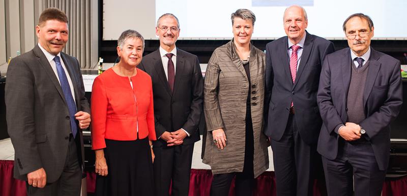 Gruppenbild auf Podium