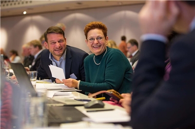 Delegiertenversammlung 2022 in Limburg Mitglieder der Delegiertenversammlung 2022 im regen Austausch