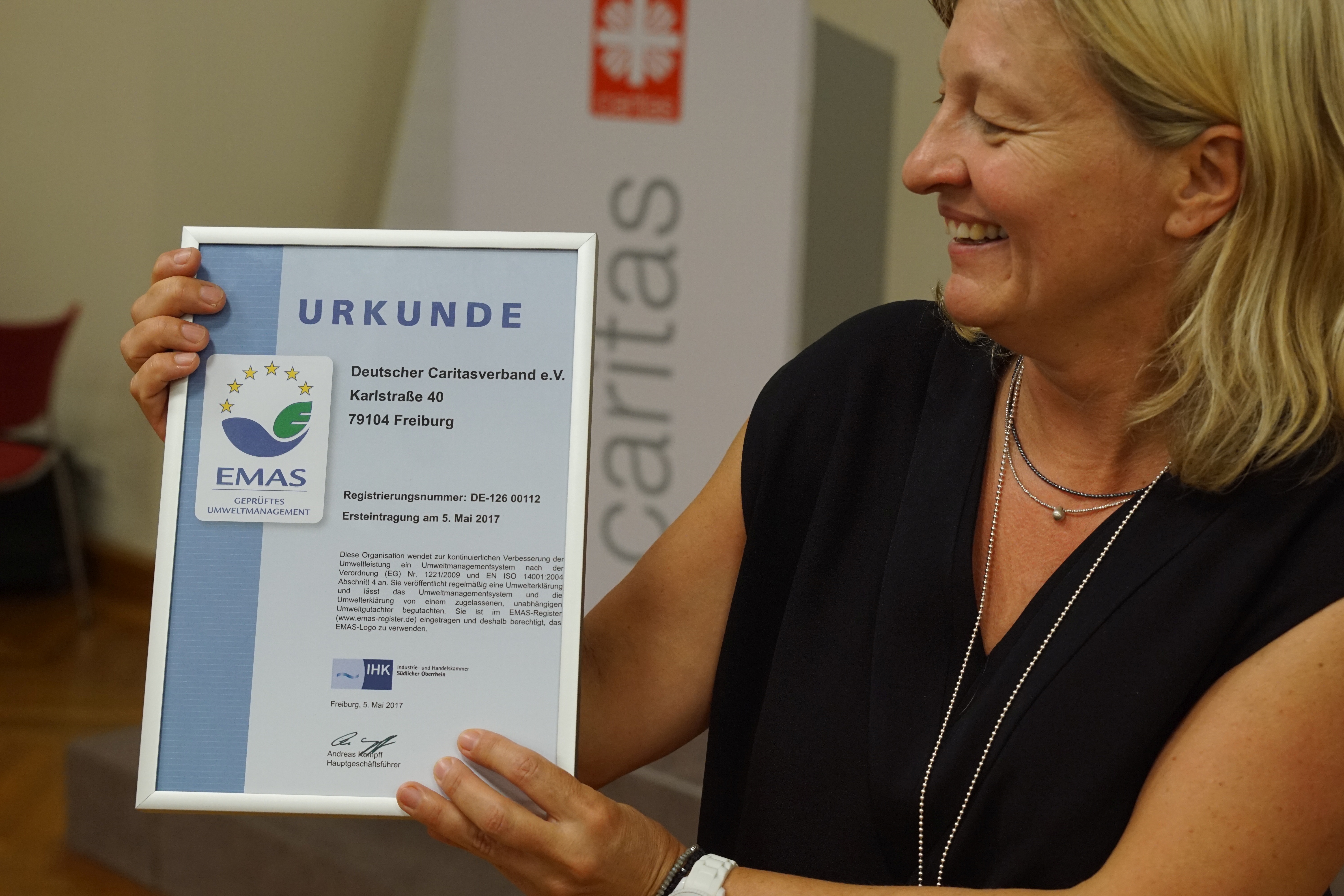 Gabriela Trenkle Referatsleiterin für Verwaltung und Haushalt im Deutschen Caritasverband mit der neuen Urkunde.