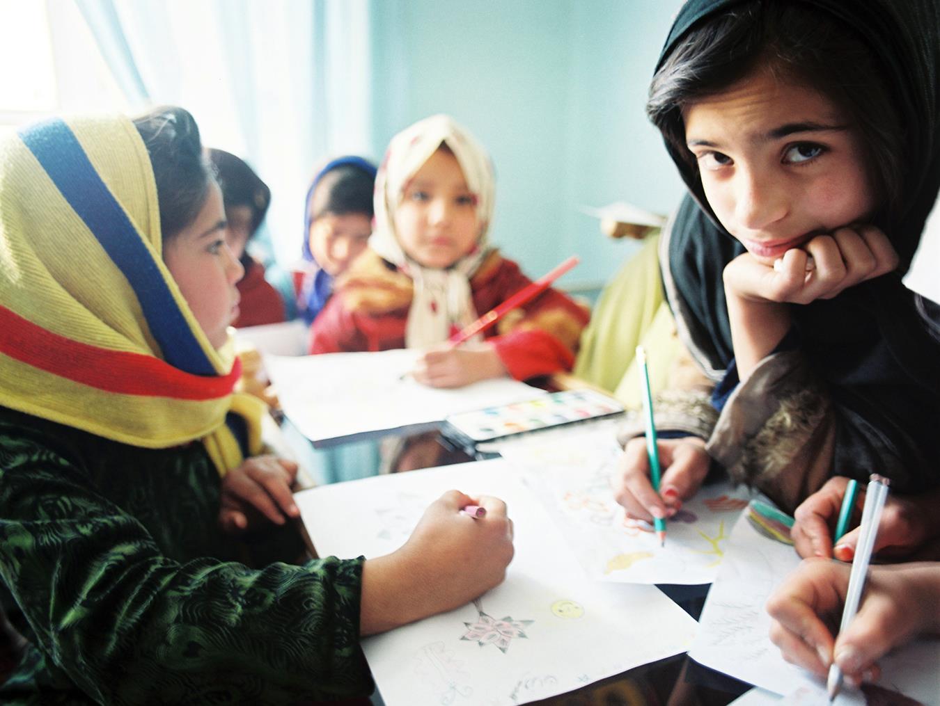 Junge Schülerinnen mit Kopftuch