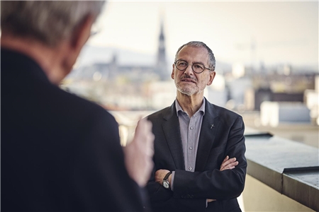 Neher im Gespräch Peter Neher hört interessiert zu.