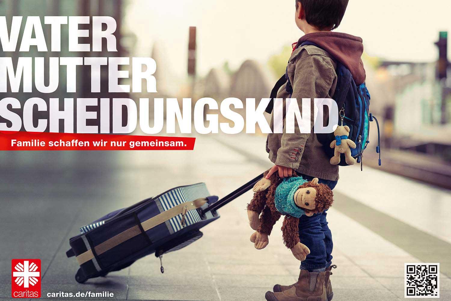 Ein Kind steht mit dem Koffer auf dem Strasse