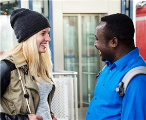 Frau und Flüchtling im Gespräch Frau und Flüchtling im Gespräch
