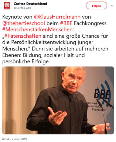 Screenshot von einem Tweet mit einem Foto eines Manns mit schwarzen Hemd