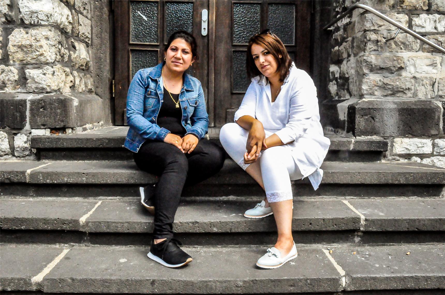 zwei Frauen sitzen auf einer Treppe