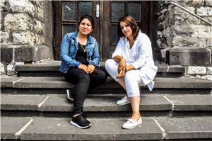 Aachen_College_Frauen zwei Frauen sitzen auf einer Treppe