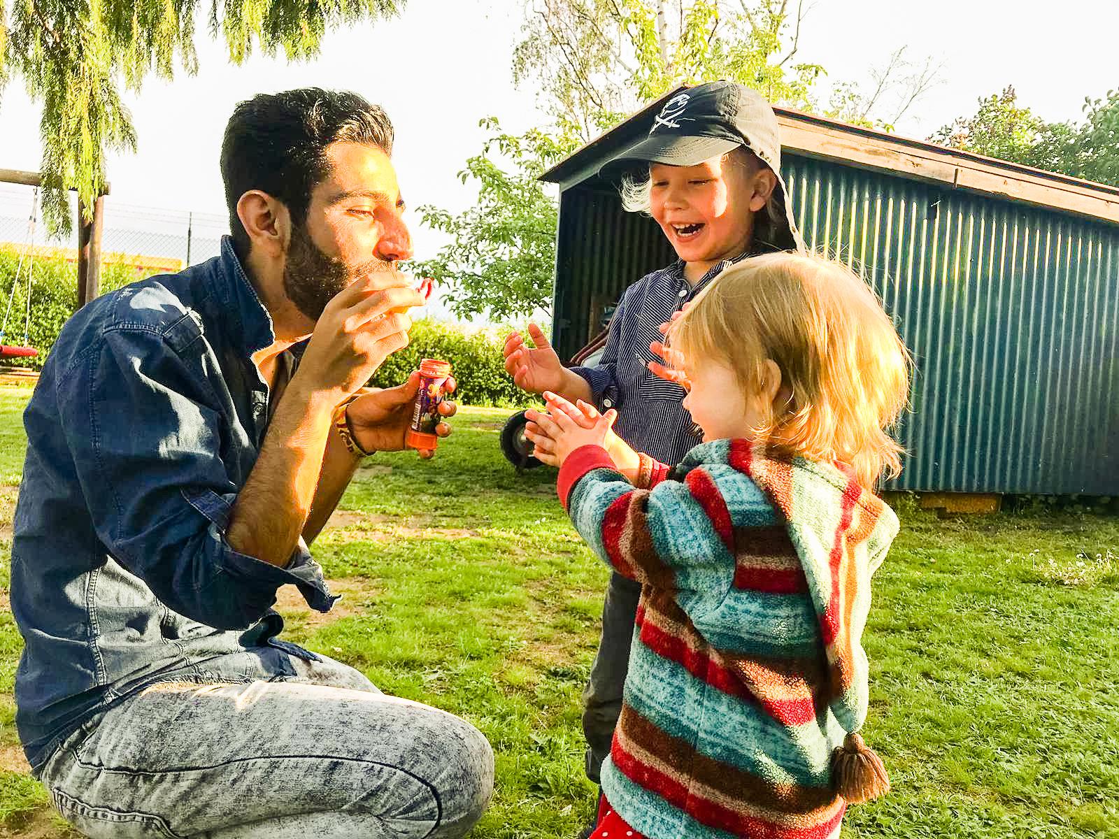 Junger Mann mit zwei kleinen Kindern