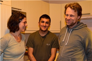 Berlin_Milad_alle drei zusammen Eine Frau, ein Junge und ein Mann lächeln in die Kamera