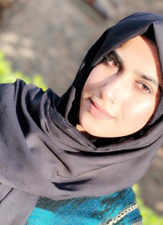 Ein junge Frau mit Kopftuch.
