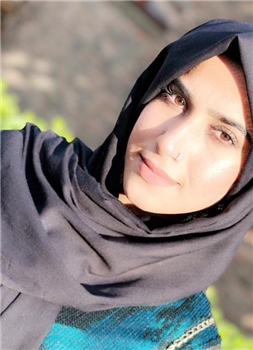 Dormagen_Masooda_Portrait Ein junge Frau mit Kopftuch.