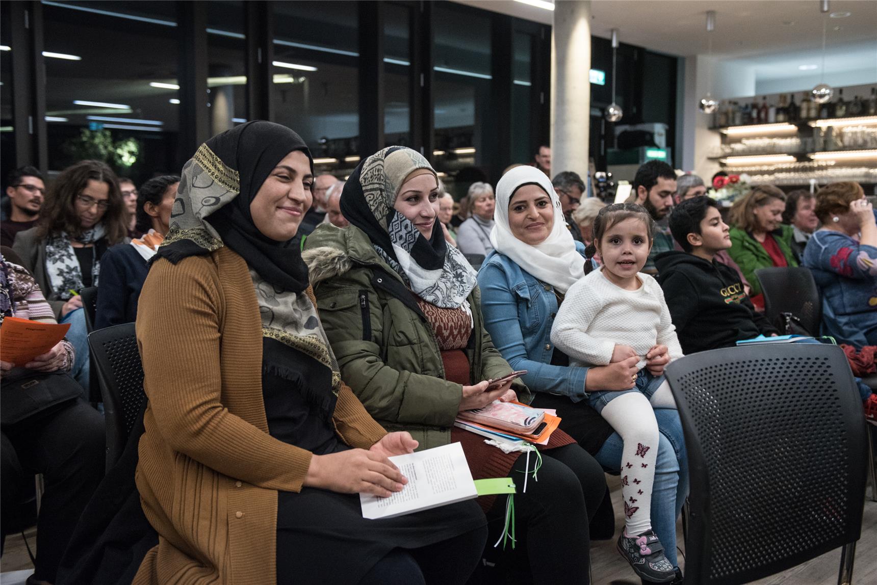 Mehrere Frauen mit Kopftuch.