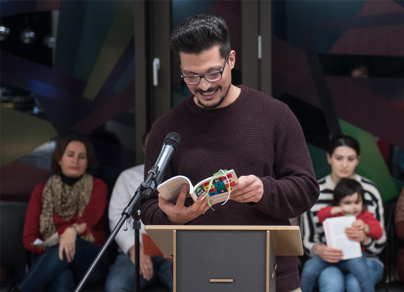 Ein junger Mann steht an einem Pult