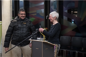 Fürth_Zakaria_Mehr_Mut,_mehr_Lebensfreude Ein Mann mit Bart und eine Frau mit weißen Haaren