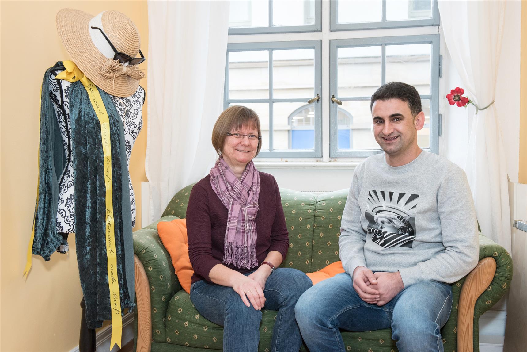 Eine Frau und ein Mann sitzen auf einem Sofa.