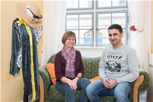 Fürth_Zimmer frei_Sofa Eine Frau und ein Mann sitzen auf einem Sofa.