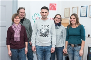 Fürth_Zimmer Frei_Team Fünf Menschen, Frauen und Männer, in einem Büro.